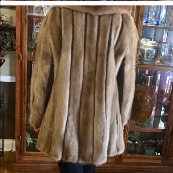 Mink coat needs home in a 🥶city t - Picture 3 of 4